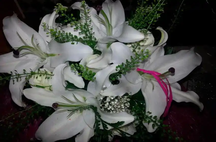 Le dejaron una corona fúnebre en la puerta de su casa con una nota amenazante y escaparon