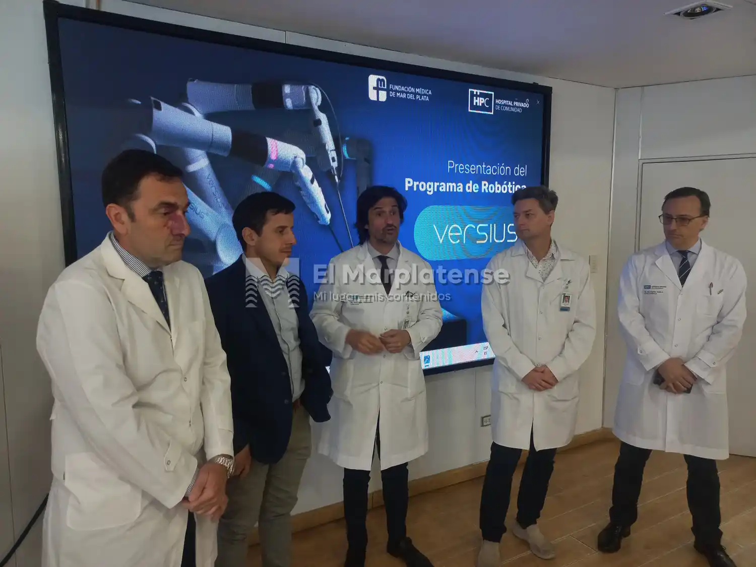 Se trata de Versius, creado por Cambrige Medical Robotic en Reino Unido.