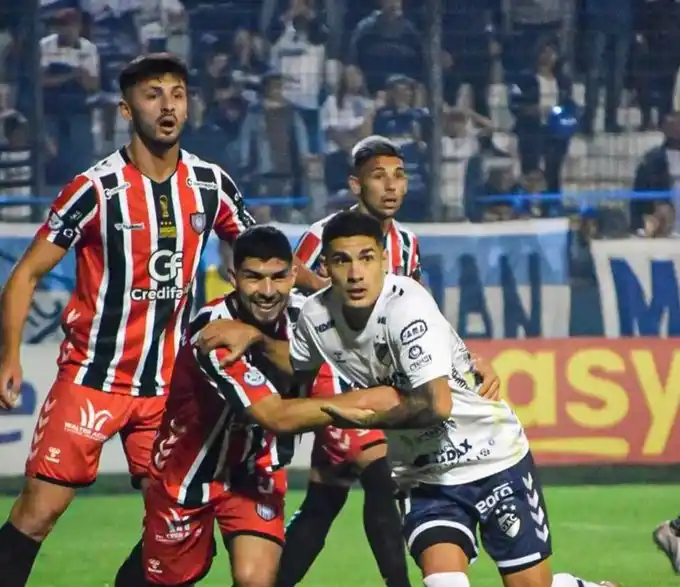 Chacarita empató y sigue arriba