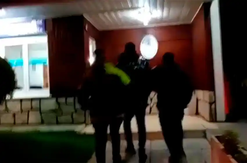 Fue detenido cuando se escapaba por los techos