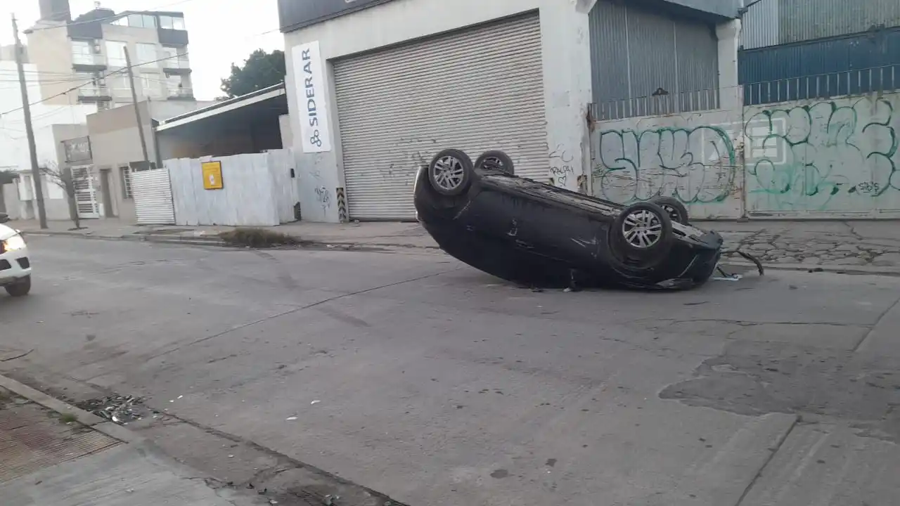 El vehículo, conducido por Gómez Piñero, terminó volcado sobre la calzada