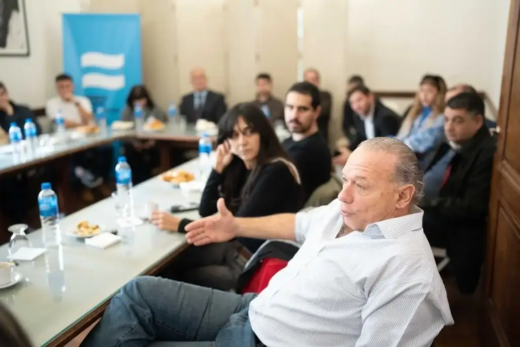 Sergio Berni y el desayuno con periodistas en el espacio del bloque de Fuerza Patria en el Senado.
