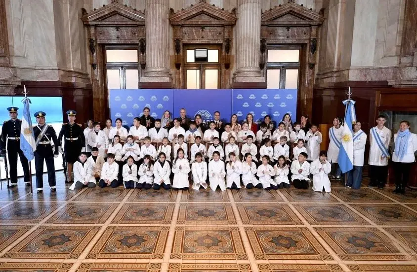 Emoción en el Congreso: alumnos de Pilar vivieron la Promesa a la Bandera y la interpretaron en lengua de señas