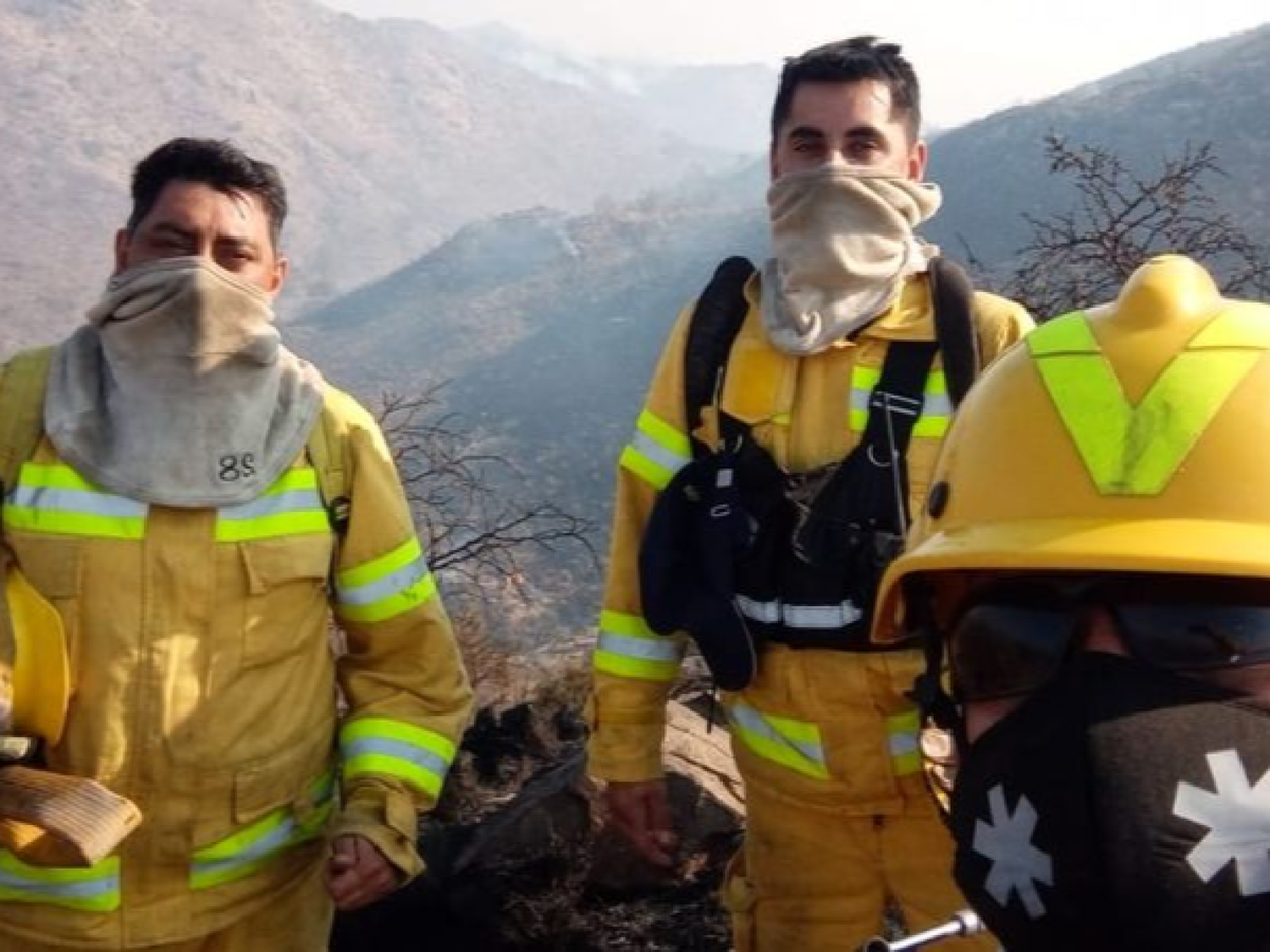 Volvieron bomberos de la región tras el recambio por  los incendios en las Sierras