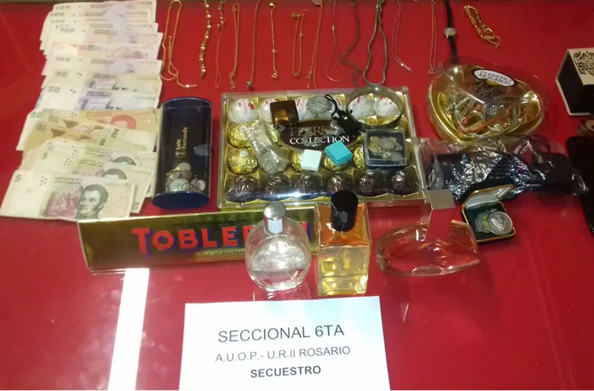 Se llevaron alhajas y chocolates, pero fueron detenidos