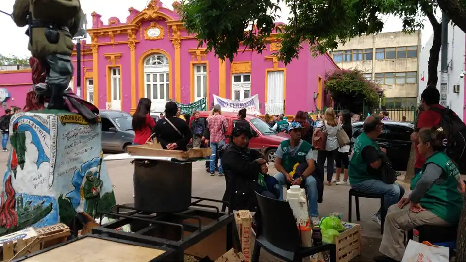 Festa se despide a puro conflicto de Moreno: Marcha de municipales y cruces de traspaso