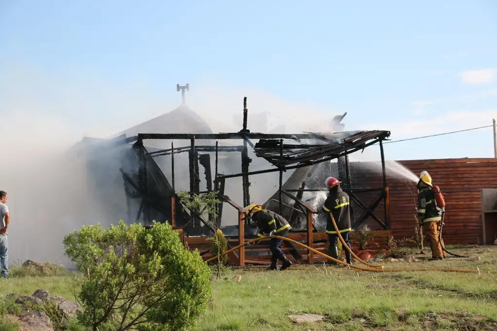 Turistas pierden sus pertenencias y sus dos mascotas al incendiarse cabaña