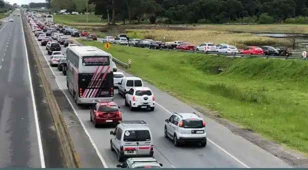 Demoras, restricción de circulación y puestos de control extra: cómo es el regreso de los turistas después del finde XL de Carnaval