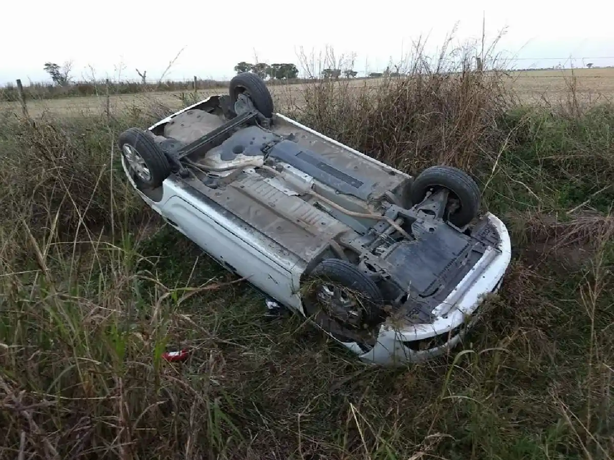 En la ruta 13, un conductor perdió el control del vehículo y tumbó