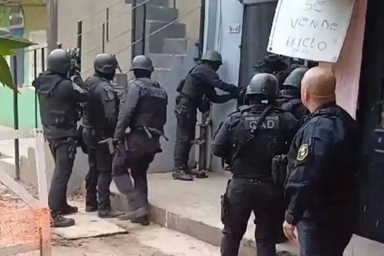 Se realizaron dos allanamientos en el barrio La Cava, en la localidad de Beccar