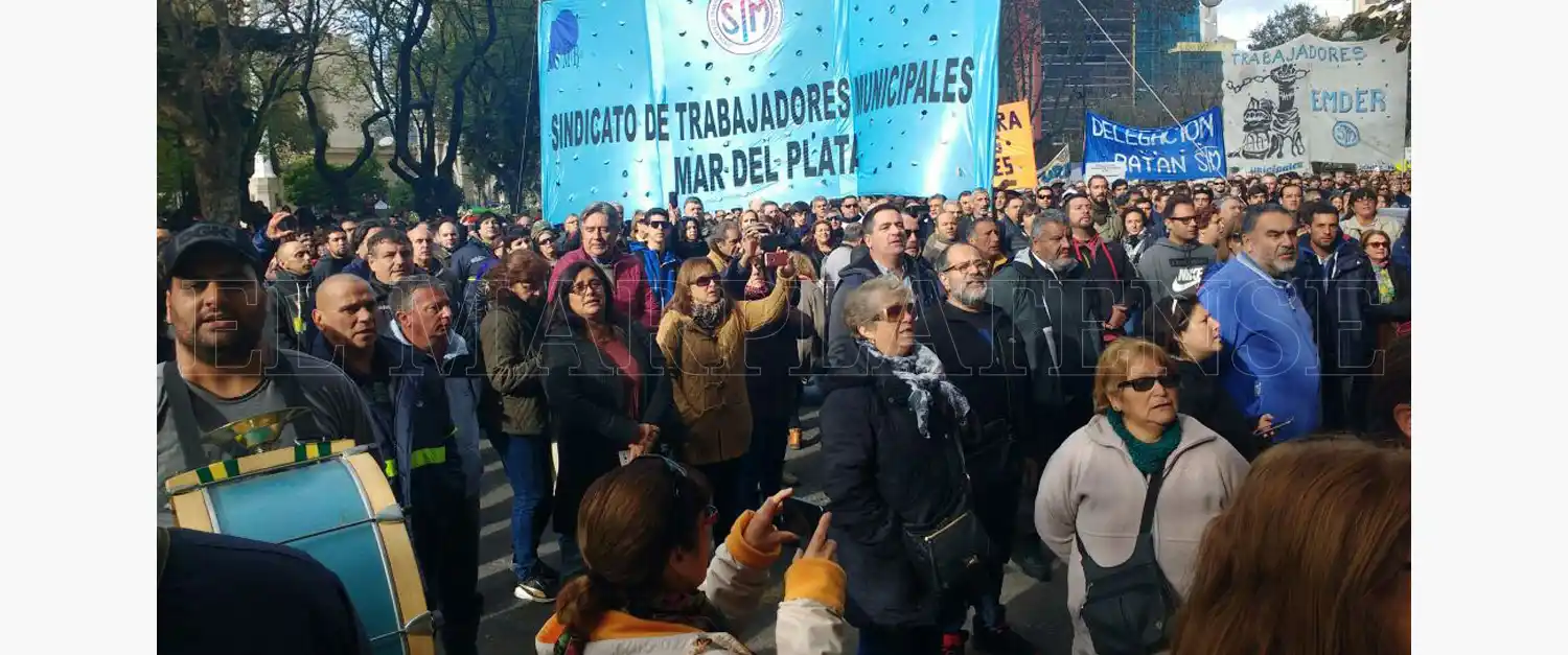 Los municipales protestaron frente al Municipio: "La paritaria no existe"