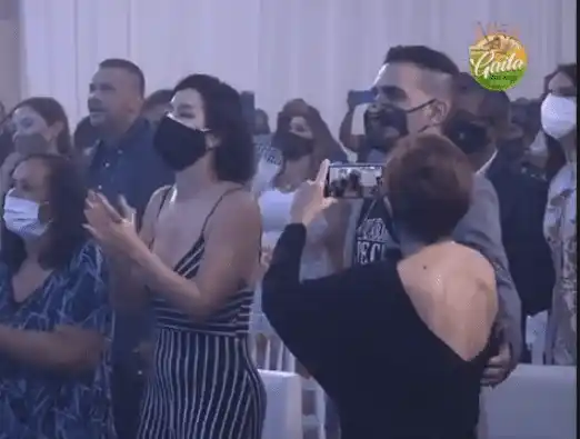 La familia de Daniel Alvarado agradeció el homenaje al cantante y actor. Foto: YouTube