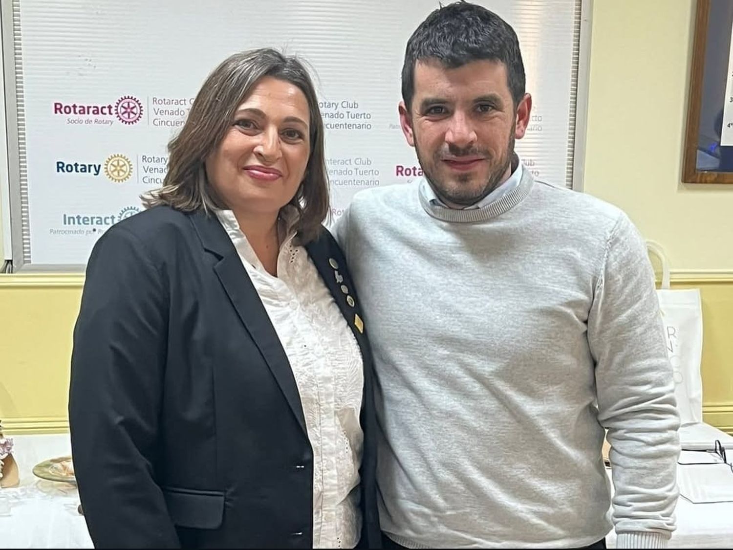 La flamante presidenta, Analía Sangiacomo, junto al intendente Chiarella. Foto: Gentileza