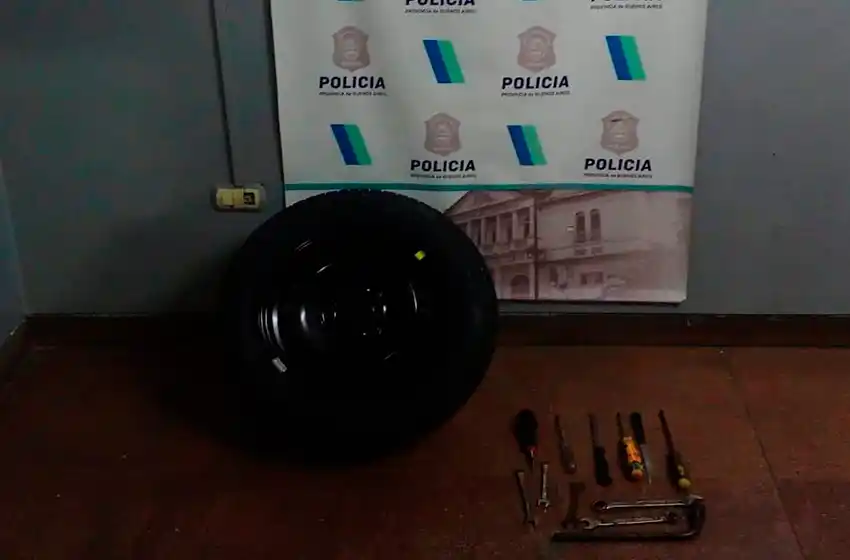 Atrapan a "roba ruedas" luego de llevarse un neumático muy cotizado