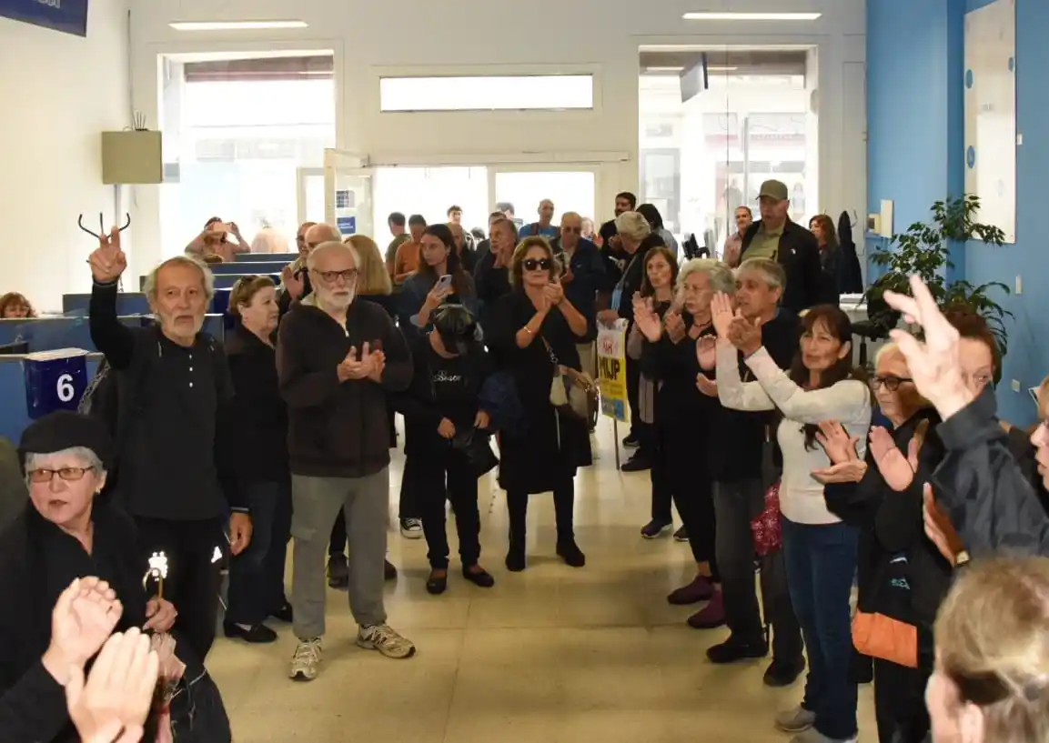 Vestidos de negro, jubilados se movilizaron por la zona céntrica, finalizando su recorrido en la sede local del organismo.
