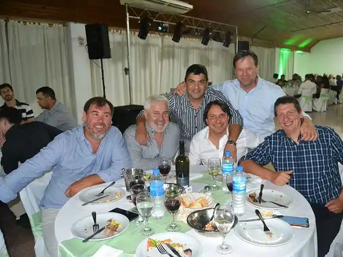 La cena se desarrolló en un ambiente de alegría y amistad.