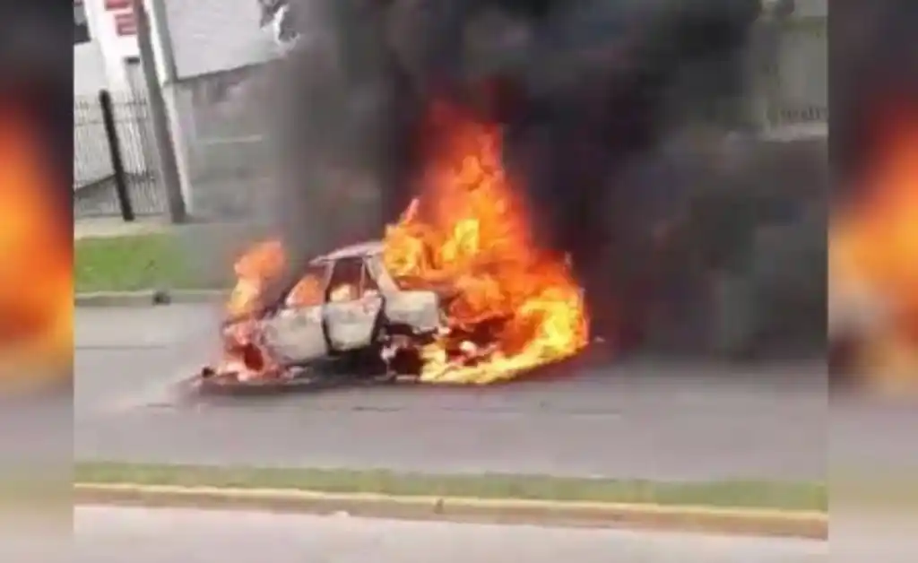 Rosario: se le incendió el auto mientras circulaba. VIDEO