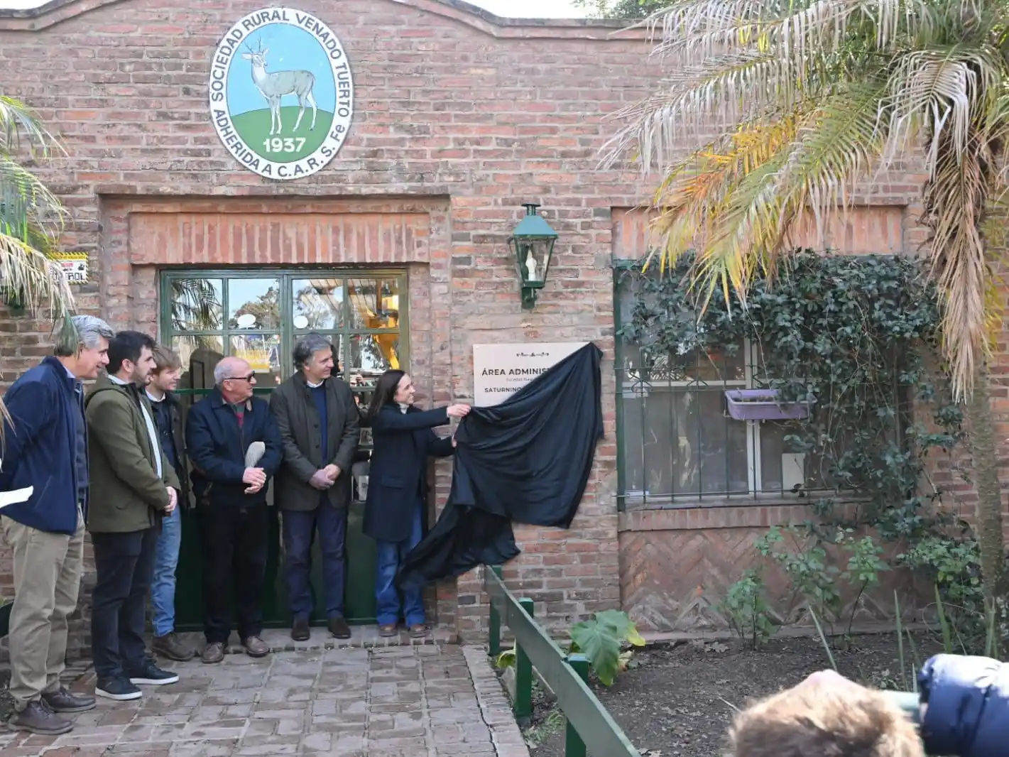 La presidente anfitriona, Noelia Castagnani, en el descubrimiento de la placa en homenaje a Don Nino. Foto: SRVT