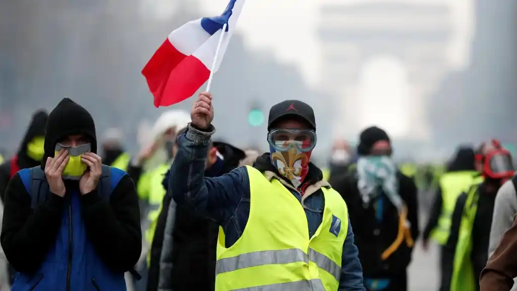 Francia: los “chalecos amarillos” vuelven a protestar en las calles