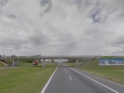 Volcó un camión en la autopista Rosario-Buenos Aires.