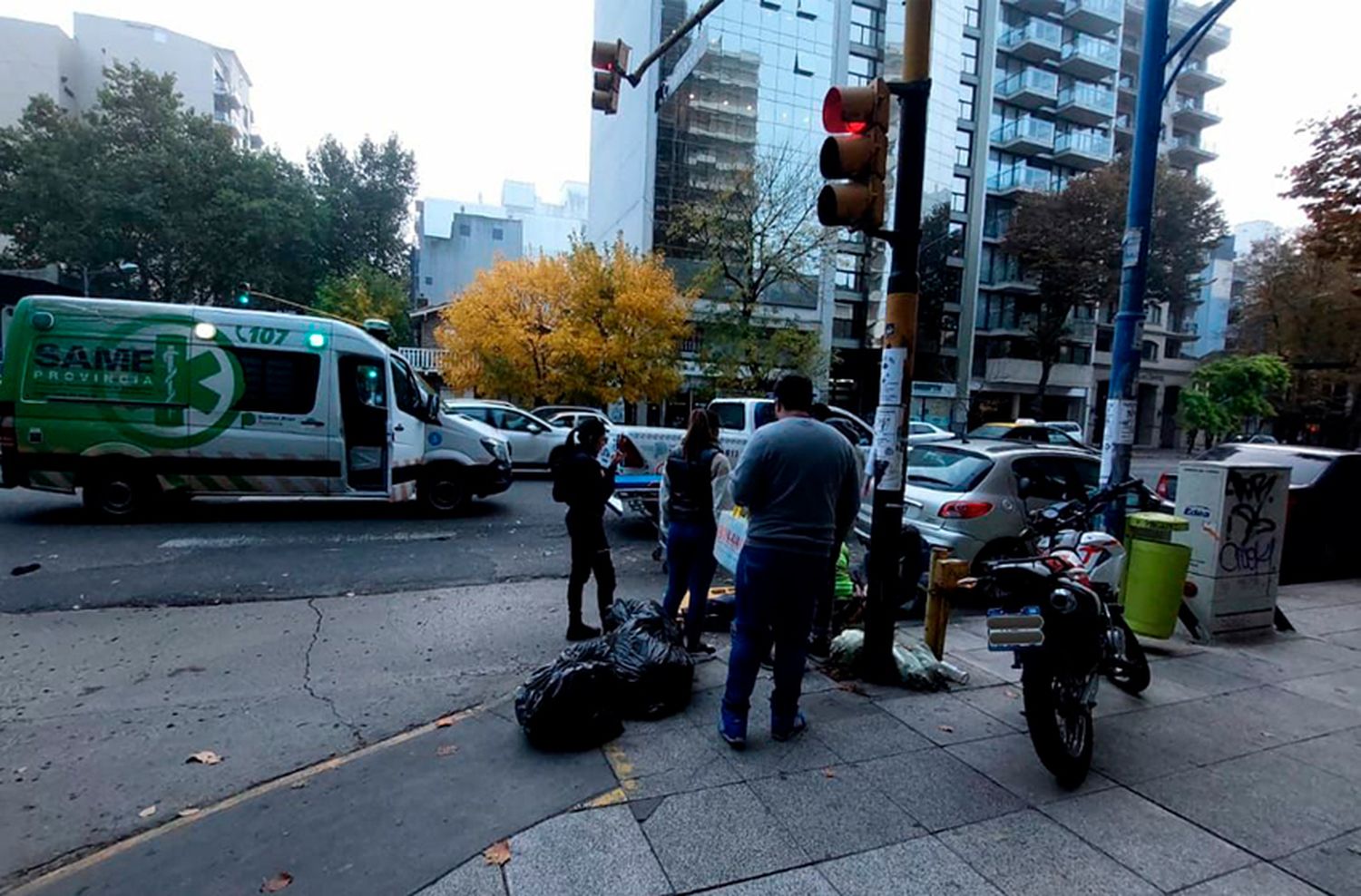 Un peatón quedó internado tras ser embestido por una moto