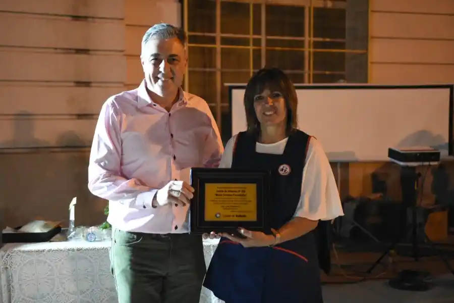 Luis Castellano hace entrega de una placa conmemorativa a la directora del Jardín