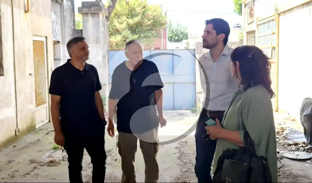 Futuras obras. Perrone, junto a un colaborador, Marincevic y Bugando, viendo el sector de calles 56 y lo que deberá invertir la Provincia