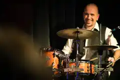 De tocar con Serrat al corazón de Tandil: el percusionista catalán que busca acercar la música al pueblo