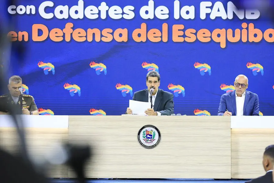 Maduro acusa a ExxonMóbil de pagarle a políticos venezolanos para SABOTEAR el referéndum