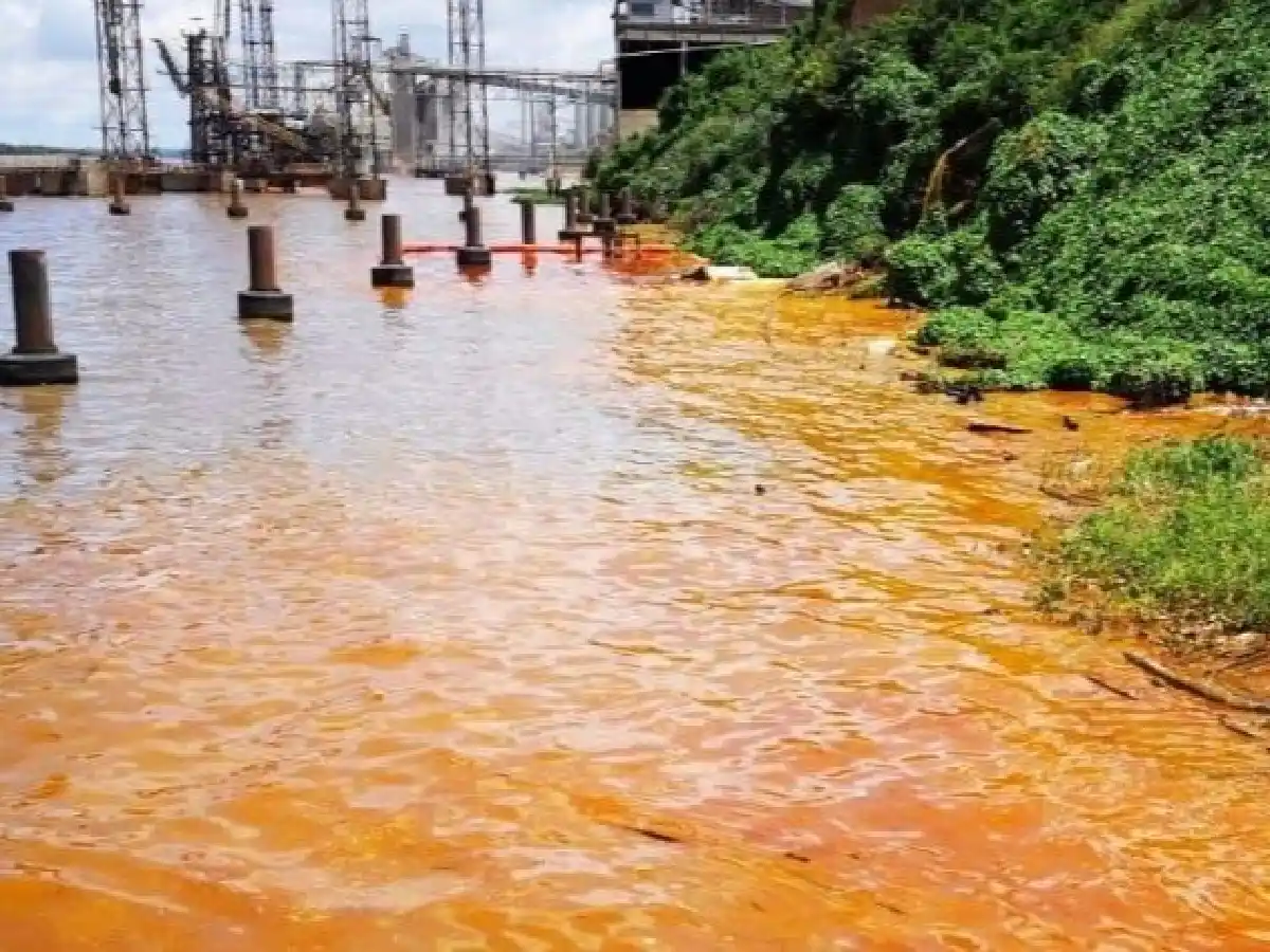Qué es la gran mancha naranja que apareció en el río Paraná
