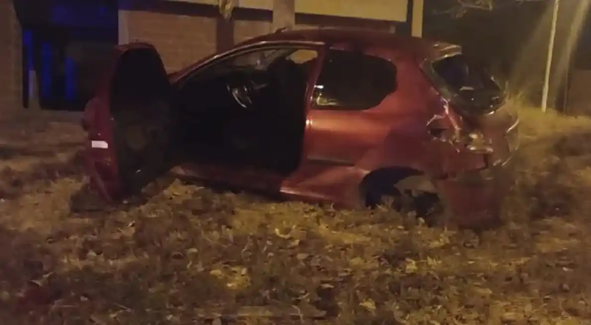 Violentísimo choque en la madrugada: un joven resultó con heridas varias