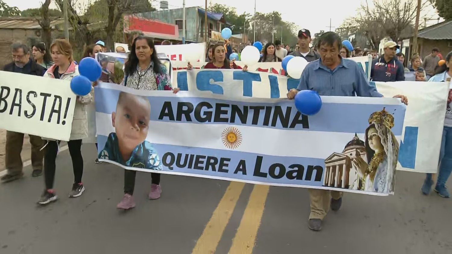 La marcha por Loan es encabezada por sus papás, María Noguera y José Peña.