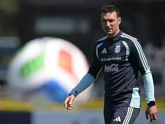 Scaloni habló con los medios en Ezeiza.