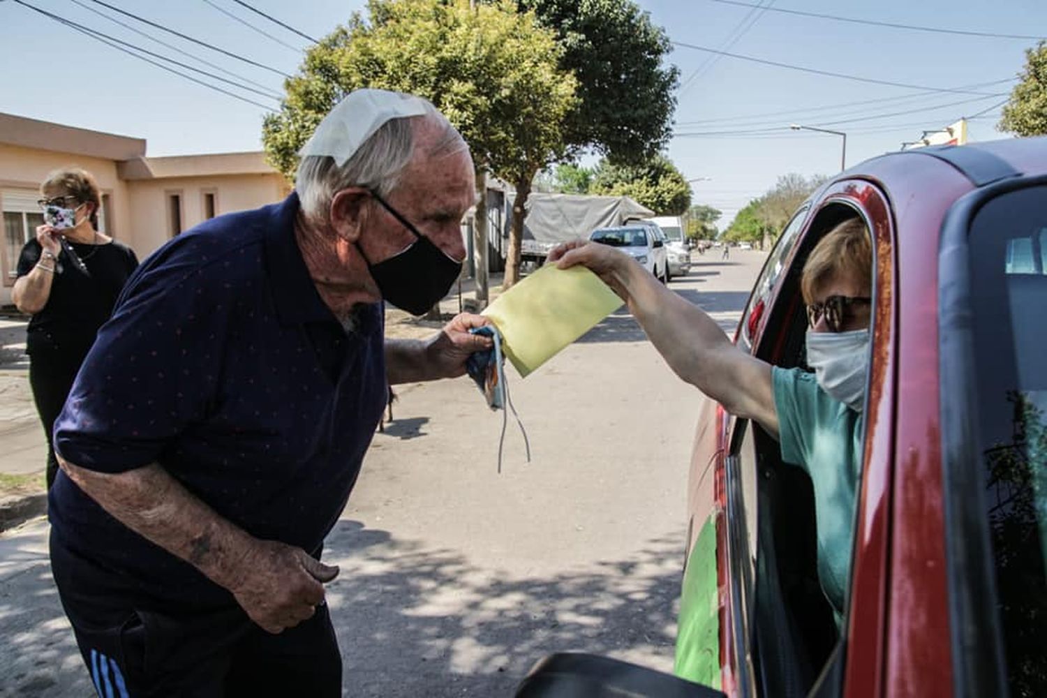 Cumplió 80 años y todo el barrio armó una caravana sorpresa