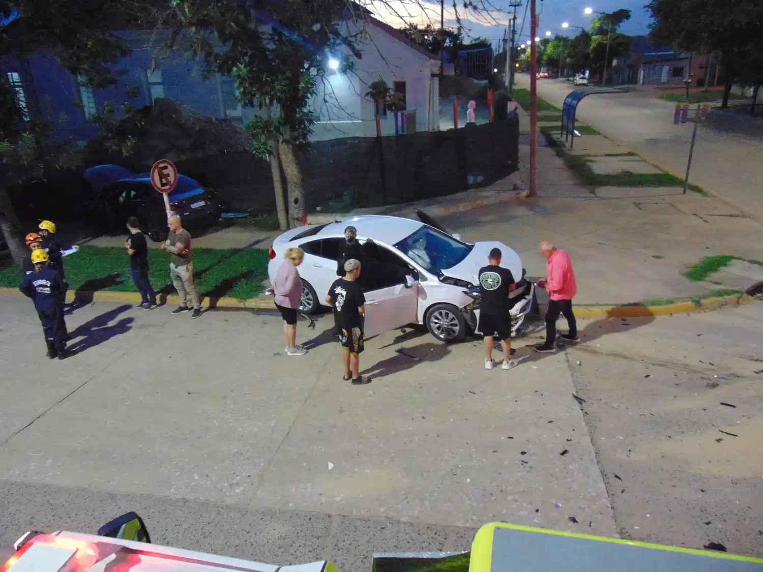 Uno de los vehículos terminó sobre la vereda.