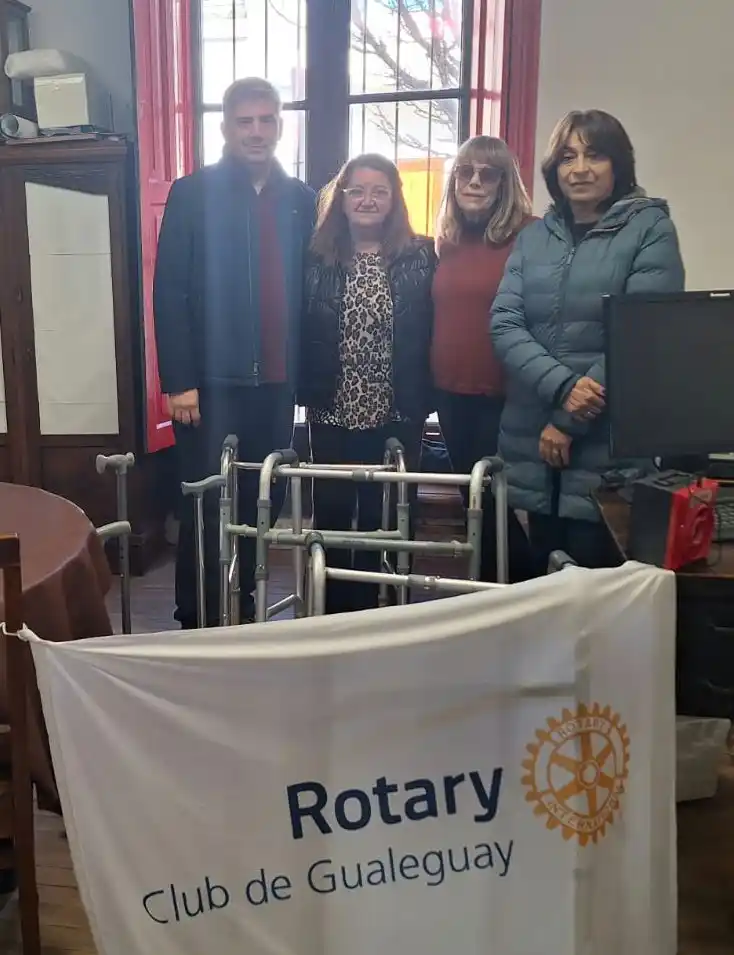 Entrega de andadores y bastones a la Cruz Roja-