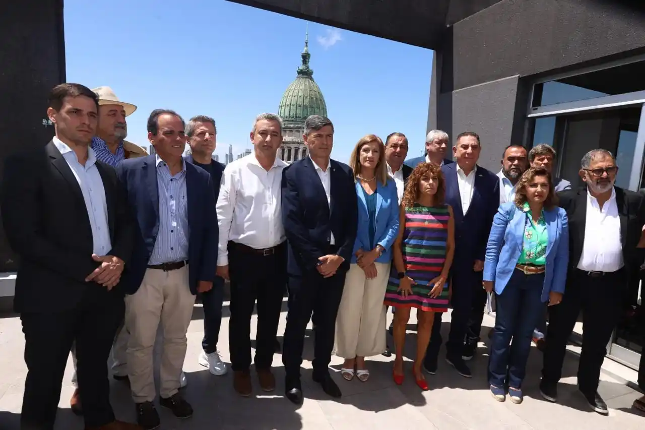 Bernarte viajó a Buenos Aires y participó de la reunión con representantes de 10 provincias