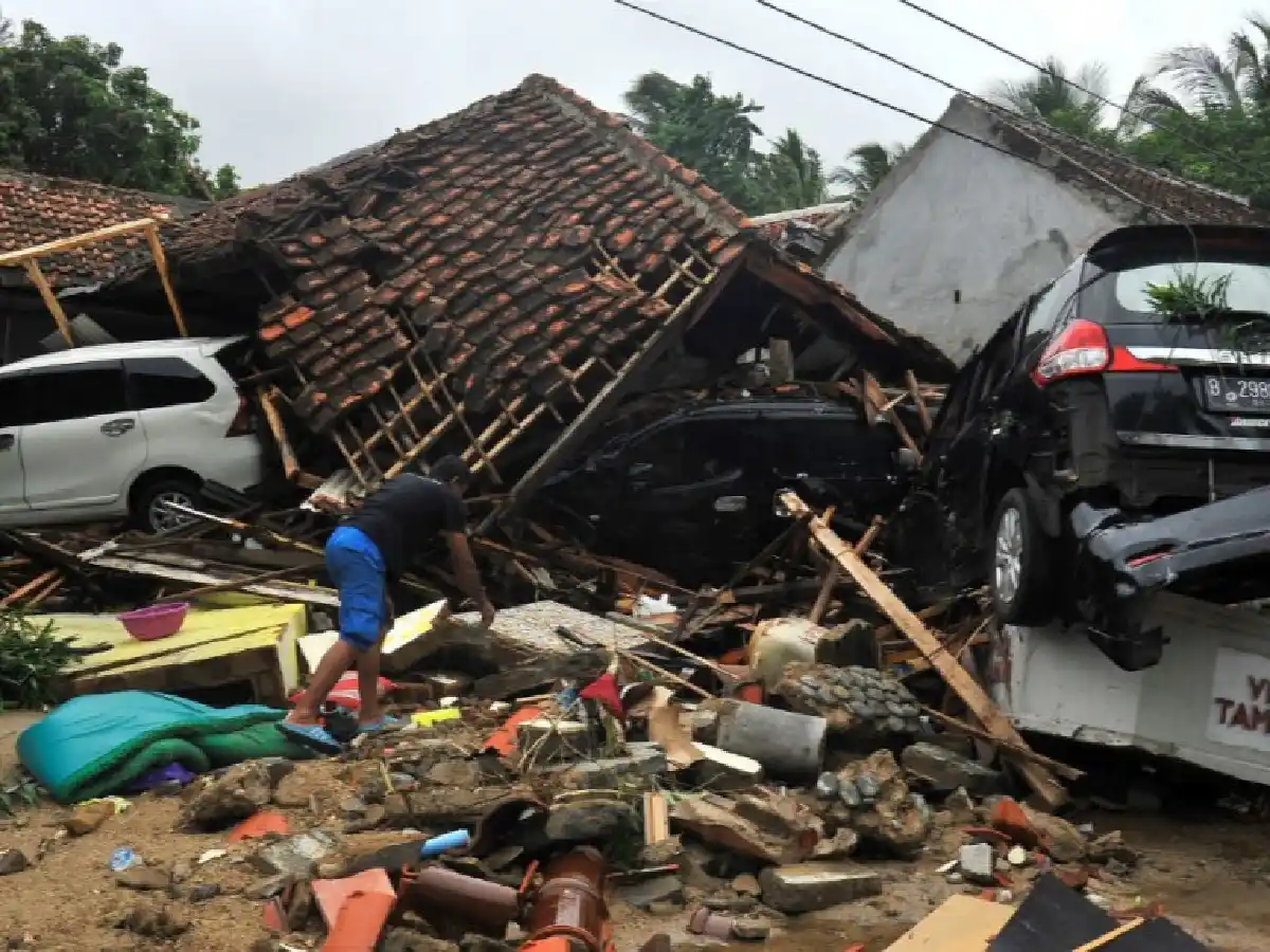 El tsunami que arrasó a Indonesia: hay 430 muertos, 159 desaparecidos y 1500 heridos