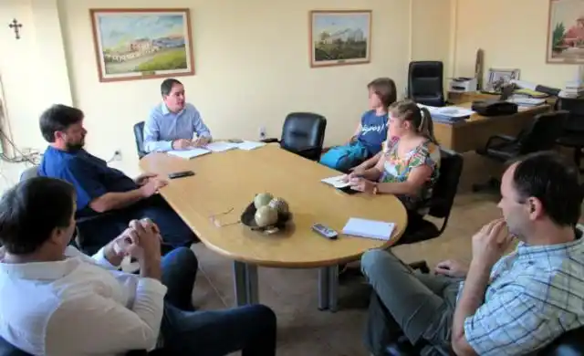 El intendente y los titulares de secretarías se reducen los sueldos a la mitad