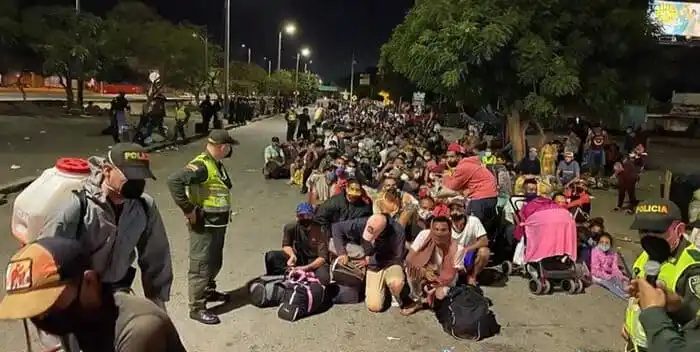 VENEZOLANOS COLAPSAN el terminal de Medellín para ir rumbo al Darién