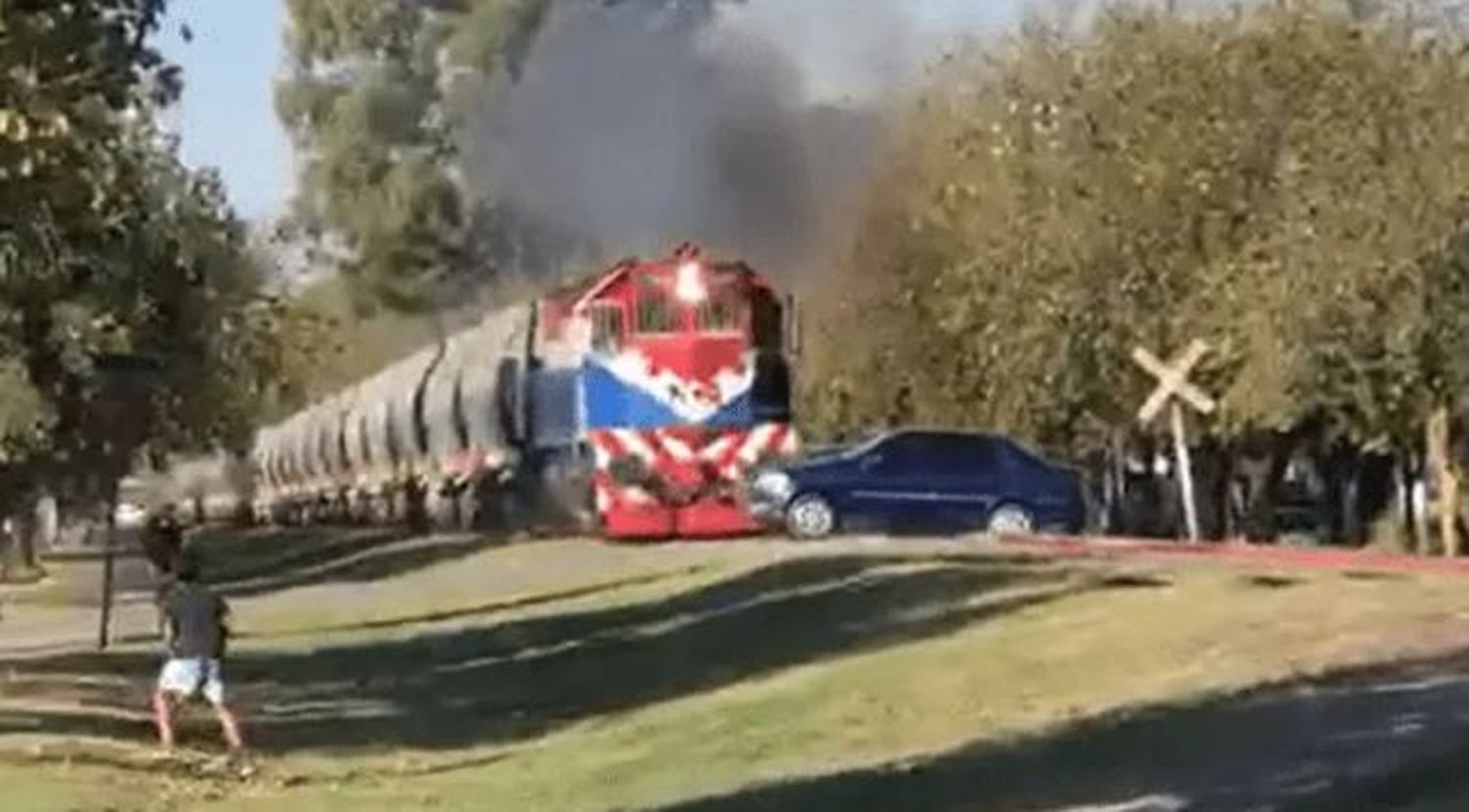 Por poco no fue tragedia: trató de cruzar cuando se acercaba el tren, se le frenó el auto y lo embistieron