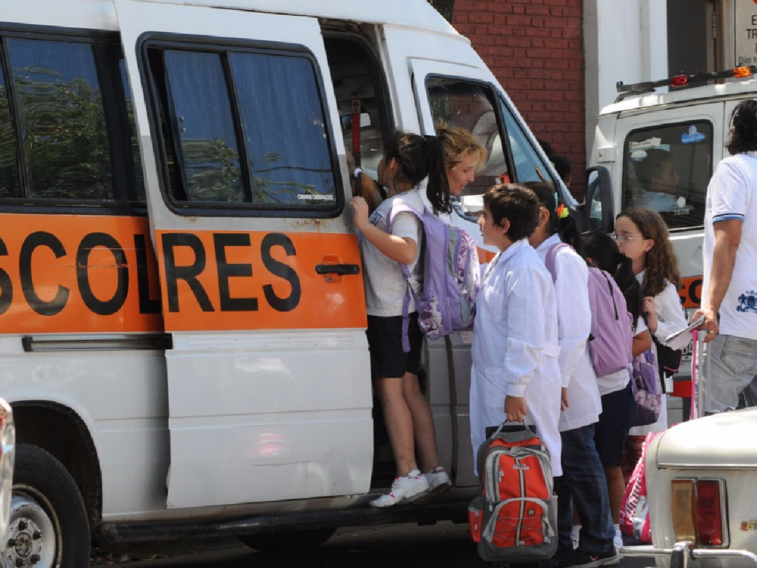 Transportes escolares costarán un 35 por ciento más este año