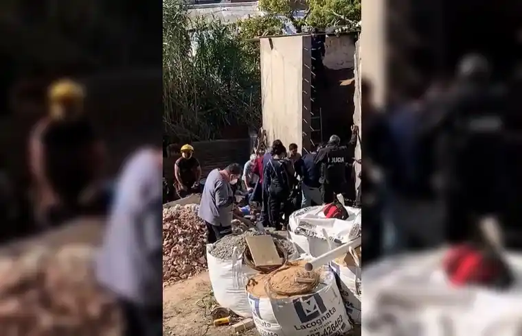 Zárate: Se derrumbó la pared en la obra de un colegio y un obrero resultó herido 