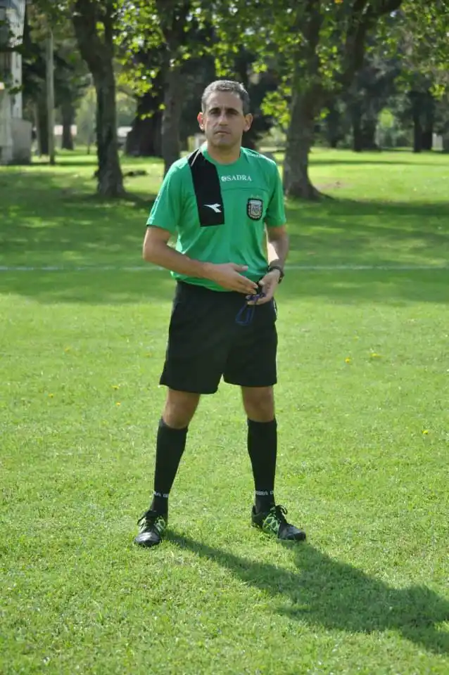 Ditella, silbato o banderín por las canchas del país