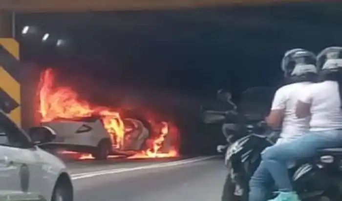 ¡YA VAN CUATRO EN UNA SEMANA! Se incendia otro vehículo dentro de túnel en la autopista Caracas La Guaira