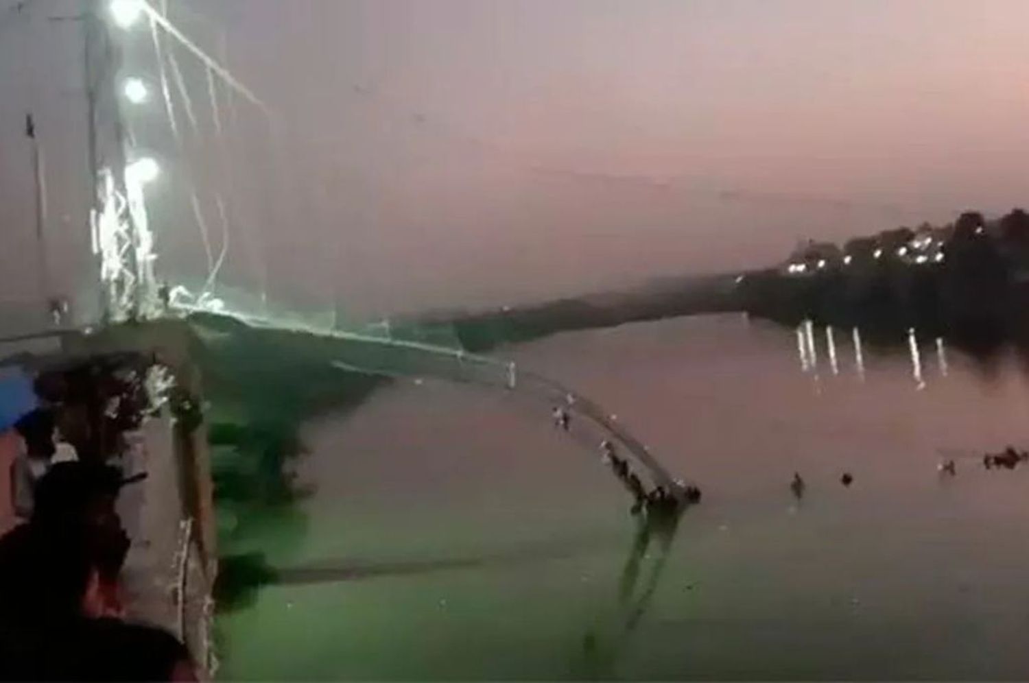 India: al menos 91 muertos y más de 100 desaparecidos tras derrumbarse un puente