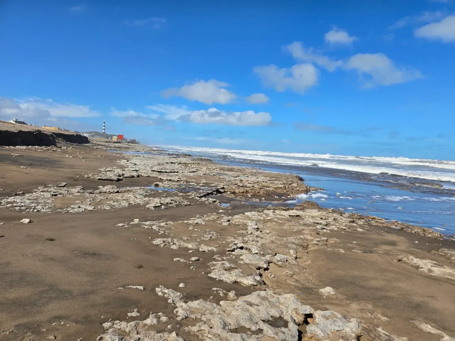 El Municipio evaluó los daños del temporal en la costa y coordina tareas de asistencia en Reta y Claromecó