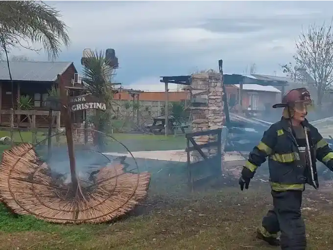 Un voraz incendio destruyó un complejo de seis cabañas