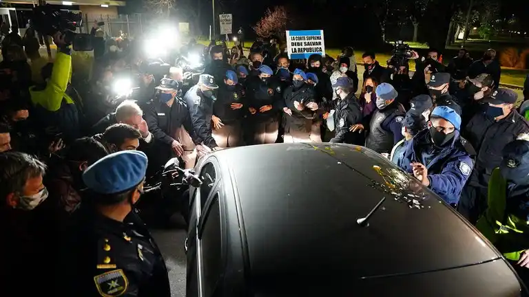 Lázaro Báez salió de la cárcel, pero vecinos le impidieron entrar a su casa