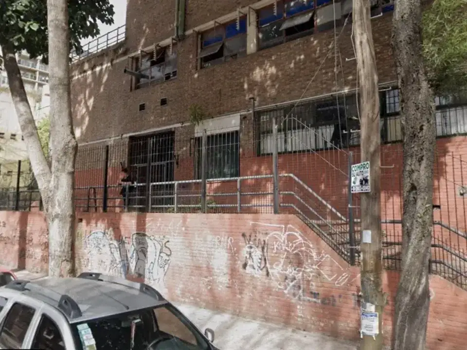 El episodio ocurrió frente al Jardín de Infantes Nº 949, ubicado en la calle Conesa, entre Mitre y Sarmiento, cuando la mujer acompañaba a su otro hijo, de cinco años, al establecimiento.